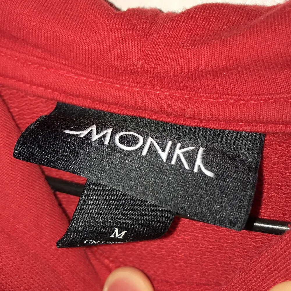 En fin röd cropped hoddie från Monki och den är oversized. Hoddien är i väldigt bra skick. Spårbar frakt 90kr. Hoodies.