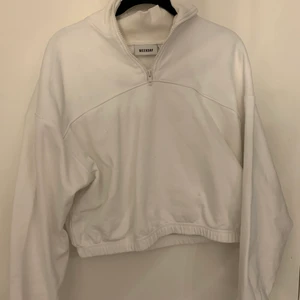 Tröja från weekday - Jättesnygg tröja från weekday i jättebra skick som tyvärr inte kommer till användning. Frakt tillkommer på 66kr