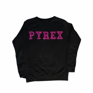 Pyrex - Vintage Sweatshirt  - En svart vintage svart hoodie som har ett coolt tryck som påminner lite om 80-talet vilket ger en retrokänsla! Köpt på tjmaxx som är en amerikansk secondhandbutik.