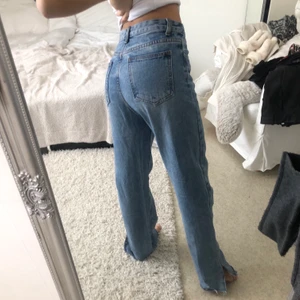 Jeans med slits - Svinsnygga, jag är ca 160 men passar längre som ni ser✨ midjan är nog en S