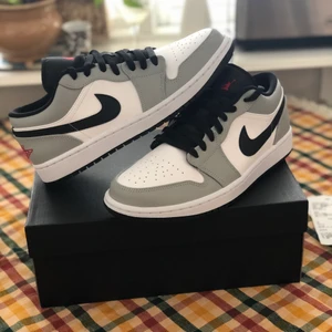 Jordan 1 Low Light Smoke Grey - Air Jordan 1 Low Light Smoke Grey Pris: 1850kr (retail) Skick: 10/10 Helt ny! DS! All OG medföljer Kan mötas upp i Stockholm eller 99kr frakt!
