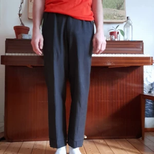 Kostymbyxa - Superfina kostymisar med hög midja och vida ben. Inga skavanker utöver att en av insidans knappar saknas, behövs inte, annars går det bra att sy på en ny. Pris kan diskuteras 