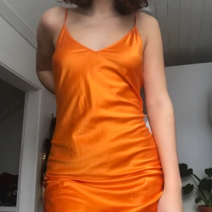 Sidenklänning - Så cool klänning! Storlek är oklar, men som referens är jag ish s/m☺️ hör av er vid intresse!!