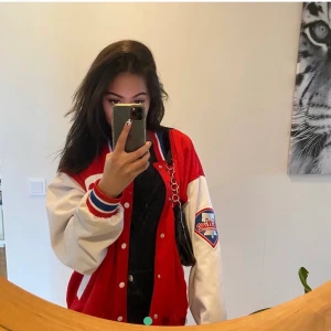 College jacka - säljer denna ascoola college jacka! Använd nåra få gånger så väldigt bra skick! Köpt här på Plick men kommer tyvär inte så mycket till användning🥳 Bild från förra ägare!