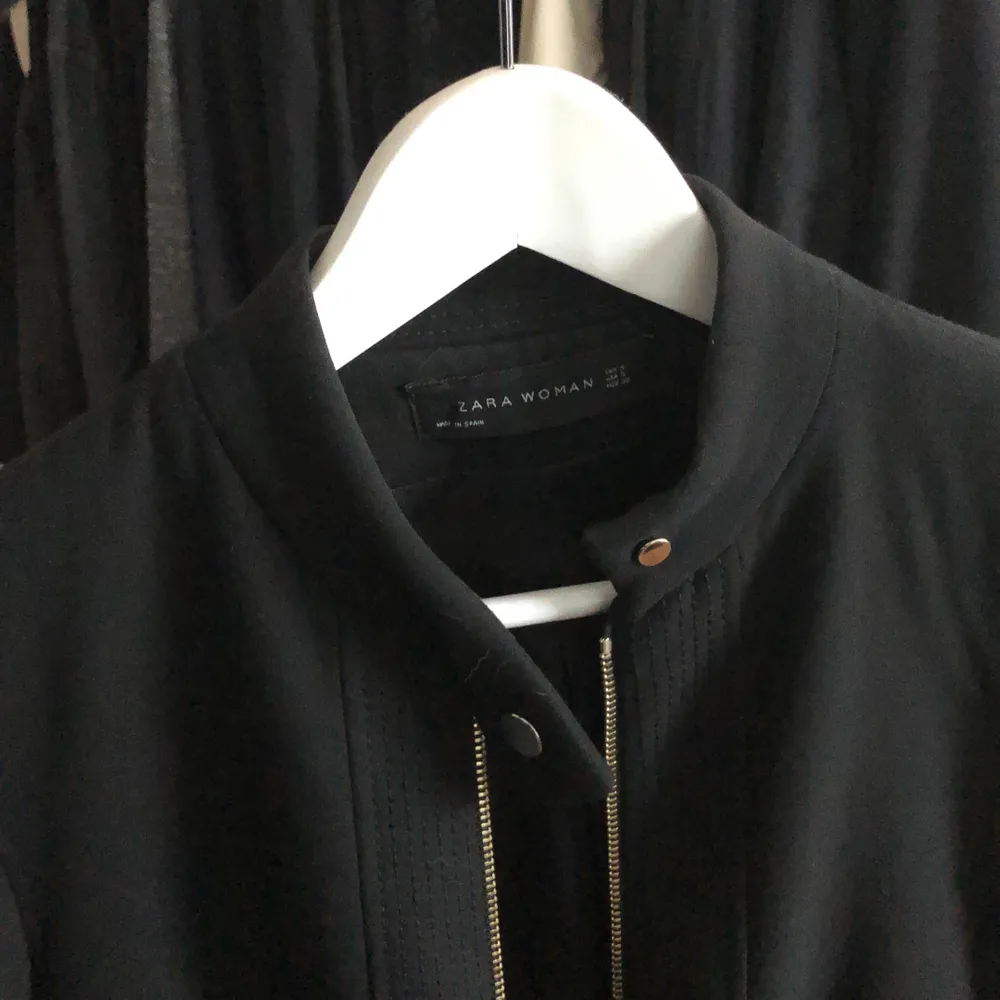 En AS snygg svart kappa från Zara i storlek XS. Älskar den men den är för liten för mig nu:( Använd men i jättefint skick. Tjockt ordentligt tyg. Stora fickor! Frakt tillkommer om den ska skickas!. Jackor.
