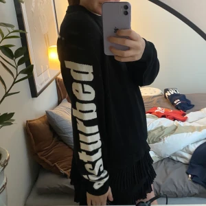 Finstickad tröja - Så skön och snygg finstickad tröja. Den är från märket Vailent och är köpt förra sommaren på herravdelningen, vilket gör att den är lite oversized. 💛🥰