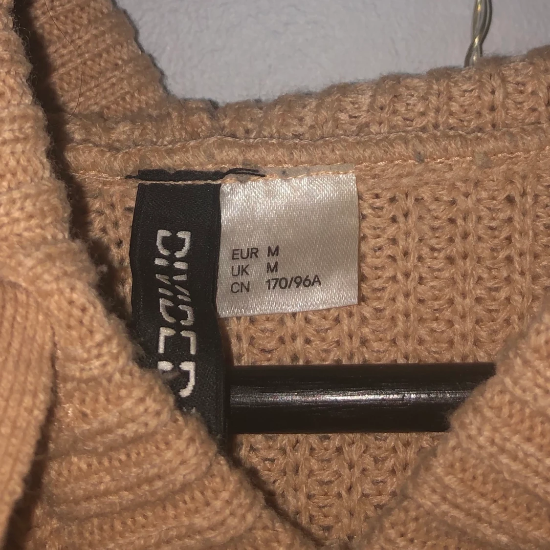 Stickad tröja med luva - 91