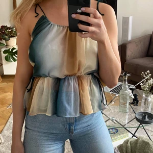 Topp/linne - Prislappen kvar. Det är storlek 38 men skulle säga att den passar alla då man knyter i midjan och i axelbanden🌞