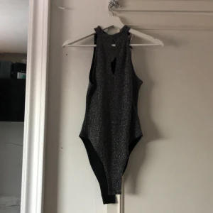 Glitter body  - Glitterkonfetti med prislapp kvar. Stl XS frakt ingår!
