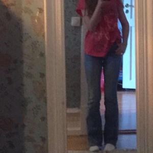 Blåa flare - Jeansen ger mig en 70-tals vibb inte bara att de är låmidjade utan också att de är flare. Det har också en cool detalj neretill som är unikt. Köpte de för ungefär 400 kr och de är använda 3-4 gånger. Kom privat om du är intresserad.