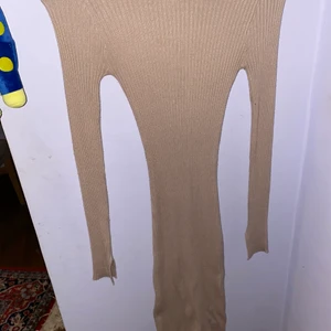 Beige tight klänning - Jättefin & snygg tight beige vardags klänning kan även pimpas upp för utekvällar! Ganska lång går ner till vaderna på mig som är 164 cm, framhäver kurvor heelt fantastiskt 😍 från bikbok storlek XS funkar även som S, den är väldigt töjbar. Endast en liten tuss längst ner vid slutet av klänning sticker ut, syns knappt.  DM för intresse ❤️