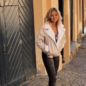 Jacka - En jacka som endast används på en plåtning. Nypris 699kr säljer för 200kr.