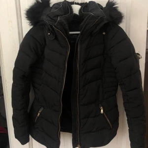 Dunjacka - Säljer nu min fina dunjacka ifrån Zara! As mysig päls vid nacken! Den går oxå lite in i midjan så den får en väldigt fin passform. Stl M men jag som är xs/s så passar den perfekt på mig