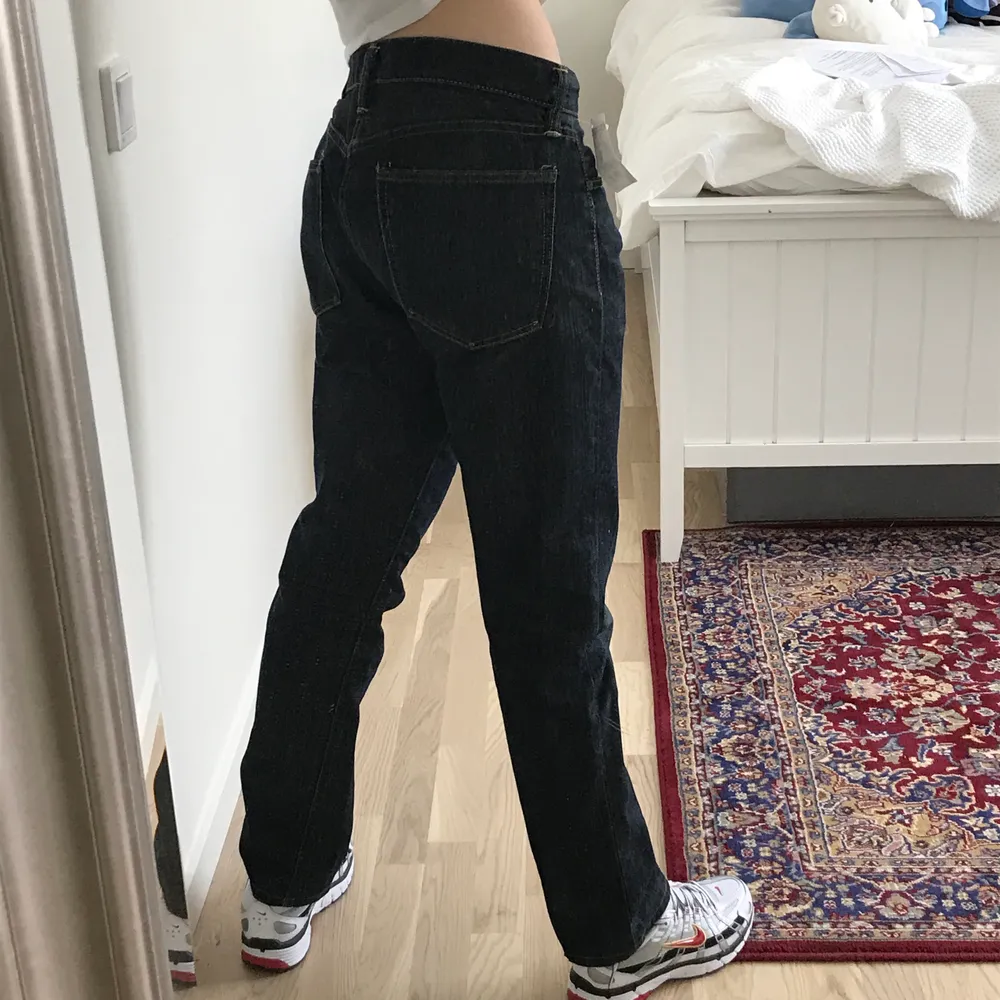 Lågmidjade oversized jeans, dock skulle passa bättre med ett skärp. As balla och snygga i en mörkblå wash. Jag är 174 och längden sitter super. Köparen står för frakt💙. Jeans & Byxor.