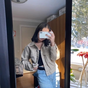 Jeansjacka från Gina - Snygg beige jeansjacka från Gina Tricot. I princip oanvänd, onödigt impulsköp från min sida. Passar fint på mig som är storlek XS/S. Orginalpris 399 kr. Frakt ingår ej i priset, fraktpriset bör ligga runt 79 kr.