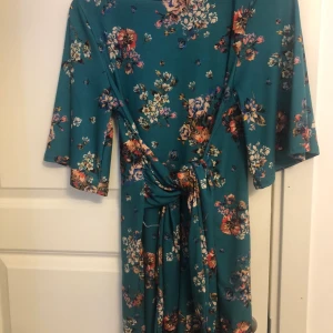 Klänning med knyte i midja - Klänning i nyskick storlek small/xs