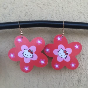 Örhängen Hello Kitty rosaröda❤️ - Rosaröda Hello kitty örhängen💖 egencraftade! Flera val av motiv finns på bild 2, samt flera alternativ av färg o motiv på mina andra annonser så checka dom! 29kr inklusive frakt!💖PUSS O KRAM💖 