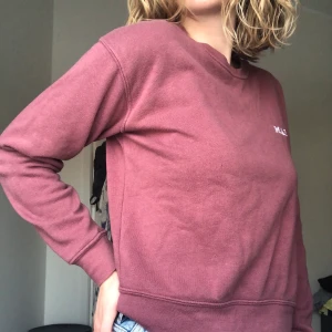 Tröja Pull&Bear - Sweater från Pull&Bear i strl S. Köpt för något år sedan. Super fin färg! Står ”Malibu” på vänstra bröstet. Säljer för 75 kr elr högsta bud:)