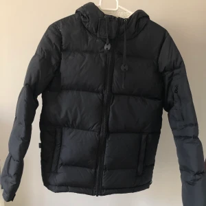 DB vinterjacka - Jätte varm och skön jacka! Sitter bra på kroppen, har två innerfickor och två utanpå med dragkedja. Har även snören nedtill som går att göra snävare/kortare jacka! Använd fåtal gånger!