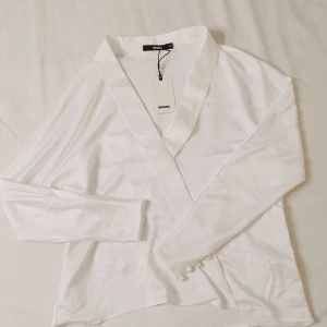 Blus från Bikbok  - Helt ny