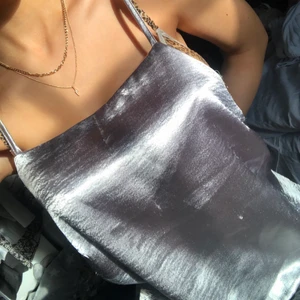 Festtopp  - Snygg silvrig topp som inte används längre💛 Bra som festtopp men även en fin vardagstopp🥰