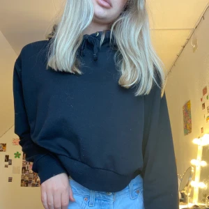Croppad/vanlig hoodie  - Denna hoodie är jätte fin då den är lite kortare i modell, tyvärr kommer den inte till använding då jag inte är ett fan av hoodies. Men denna är verkligen super fin o älskar den! 