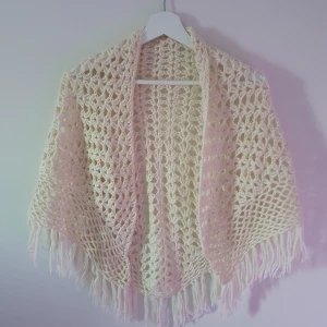 Stickad sjal - Fin stickad sjal i onesize fits all. Passar alltså alla♡ köparen står för eventuell frakt♡