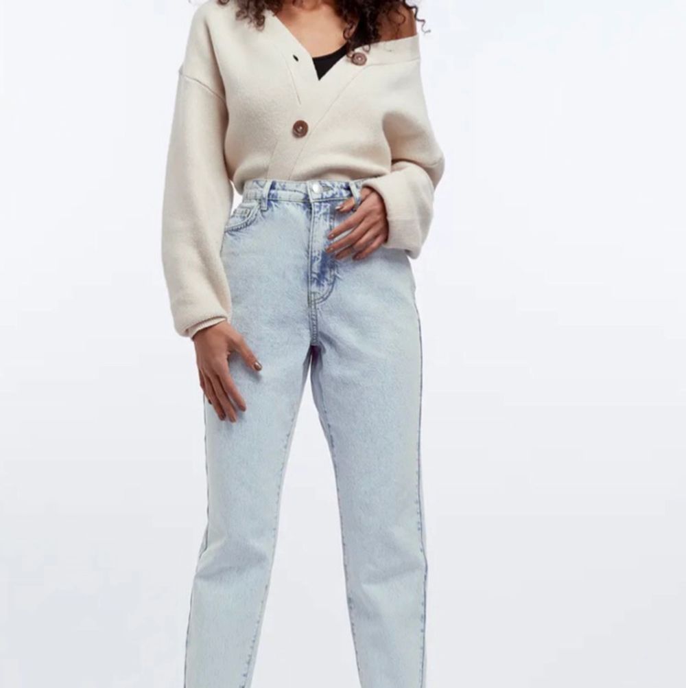 Säljer dessa mom jeans i modellen Dagny petite Jeans från Gina Tricot. Nypris 499 men säljer för endast 100 kronor. De är i jätte bra skick men och jätte snygga men säljer för att de inte kommer till användning 💕. Jeans & Byxor.