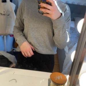 Mörkgrå sweatshirt  - En ganska liten mörkgrå sweatshirt köpt på cubus som inte kommer till användning.