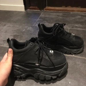 Svarta Buffalo stl38 - Säljer mina svarta Buffaloes som tyvärr har blivit för små. Väldigt fint skick och inte så använda. Budgivning i kommentarerna🥰