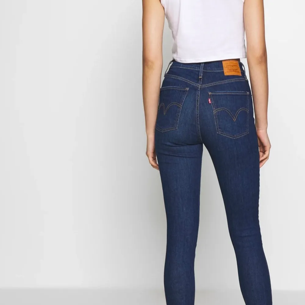 Skit snygga skinny jeans, dem är använda ett fåtal gånger, bra skick, köpt för 1195kr och säljer för 150kr. Säljer pga för små, storlek xs. Kan mötas upp eller skickas då döparen står för frakten.. Jeans & Byxor.