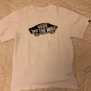 Vans tröja - Vit VANS tröja, köpt på Stadium för 250kr. Är i barnstorlek L (som motsvarar ca xs/s)💓 betalning via swish 