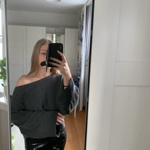 Stickad tröja - Superskön grå stickad tröja. Är one size men passar mig bra som är en xs-s