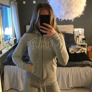 GAP zipsweater - Säljer denna zippup hoddie. har även matchande myror (andra bilden eller annat inlägg) om de vill köpas som ett set eller enskilt🥰 frakt 66kr tillkommer. 📍BUD JUST NU:310kr hela setet📍 