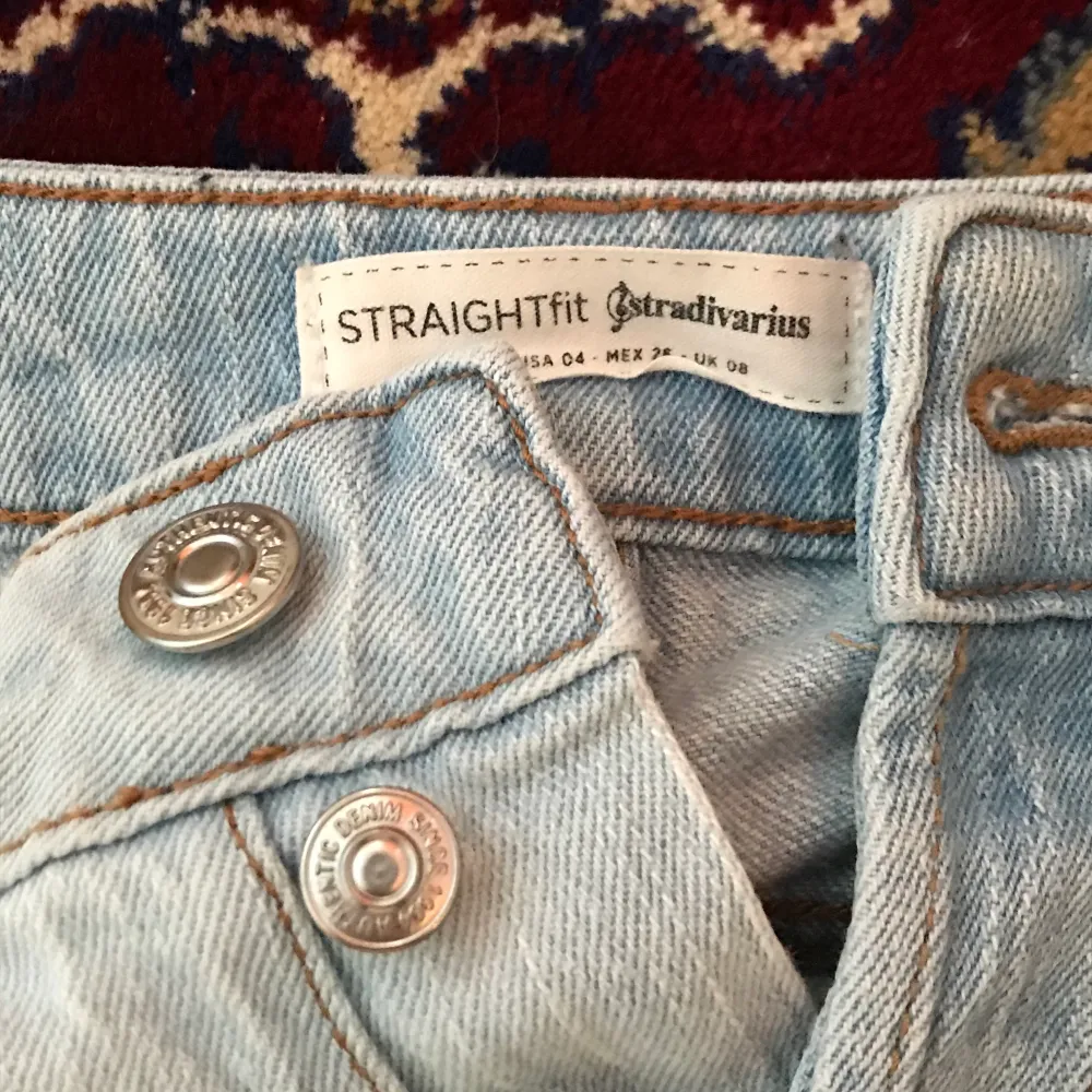 As balla lågmidjade rippade jeans i en ljus wash, från stradivarius som jag har thriftat. Ingen budgivning, köparen står även för frakt🤍🤍. Jeans & Byxor.