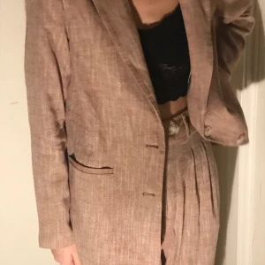 Kavaj och kostymbyxor - Ett matchande set med kavaj o kostymbyxor. Den är rödbrun och vit och är i perfekt skick, använd ett fåtal gånger💞 Först till kvarn och frakt ingår🎉📦