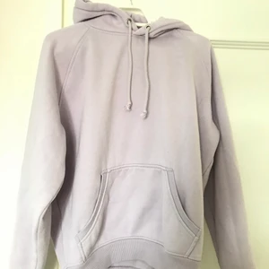 Lila hoddie - En skön lila hoddie från bikbok. Snygg passform.