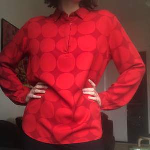 Marimekko x Uniqlo skjorta i storlek XS. Helt oanvänd, prislapp kvar på! Kan posta eller mötas i Stockholm!😊