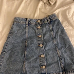 Hm st 32 - Säljer två kjolar ifrån Hm i st 32 jätte fina på sitter jätte bra skriv för mer information och bilder🤍☀️Det är bra skick på båda. Säljer för 20kr st 