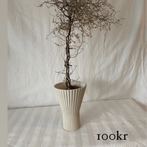 Unik kruka i beige färg 🤍 - Hej allihopa!✨ Vi är ett uf-företag som köper in inredningsdetaljer second hand för att göra om dom till en ny, modern produkt 🤍  Vi bidrar till en bättre miljö samtidigt som vi ger dig den där extra känslan i hemmet ✨🤍 frakt tillkommer.