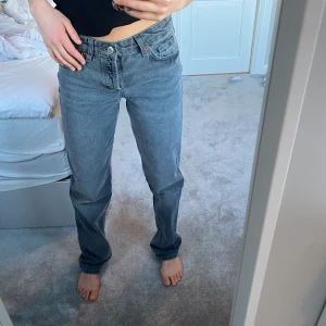 Mid-rised jeans  - Säljer dessa sjukt snygga jeans från zara fast i en storlek 34 (de som jag har på mig på bilden är strl 36). Säljer pga att de är för små för mig, alltså aldrig använda endast testade. Helt slutsåld i strl 34😊 BUDGIVNING HÖGSTA BUDET JUST NU 400kr