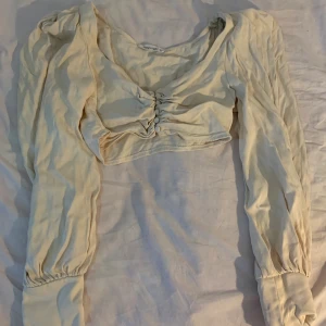 Topp - Den sitter så fint men det är lite för liten över bysten, har aldrig använt. Från beyyoglu. Betala via swish!
