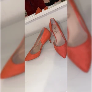 Klackskor  - Låga Klackskor i storlek 38 använd endast en gång