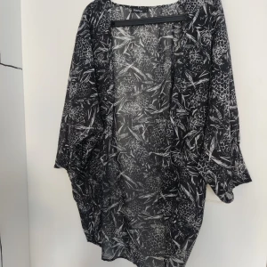 Kimono Boohoo - Kimono med ananas på från Boohoo.  Sparsamt använd, strl L. Skickar spårbart med PostNord, köparen står för frakten.