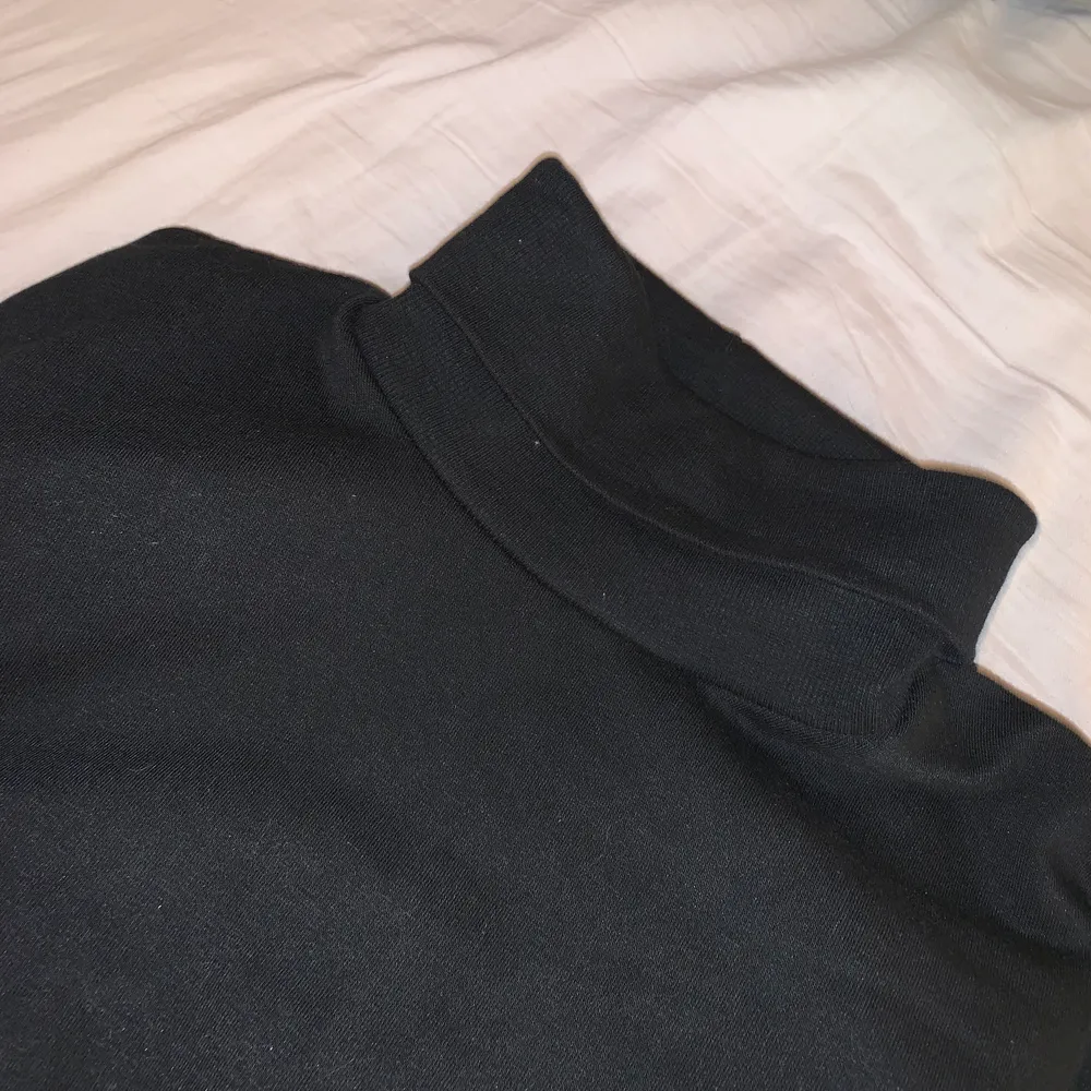 Turtleneck svart tröja från Zara. Jättefin och bra basplagg som passar till det mesta. Storlek M men passar nog S bättre. Aldrig använd! Frakt kostar 64kr och är spårbart.. Tröjor & Koftor.