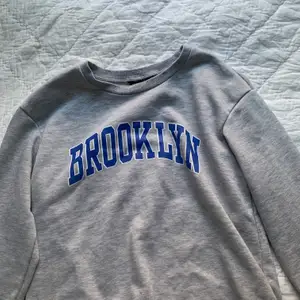 jättefin tjocktröja med texten Brooklyn på. säljer pga den inte är min stil längre men i jättebra skick! 