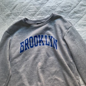 tjocktröja med print  - jättefin tjocktröja med texten Brooklyn på. säljer pga den inte är min stil längre men i jättebra skick! 