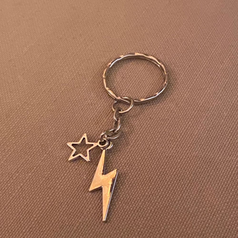Nyckelring i silver med en blixt och en stjärna | Plick