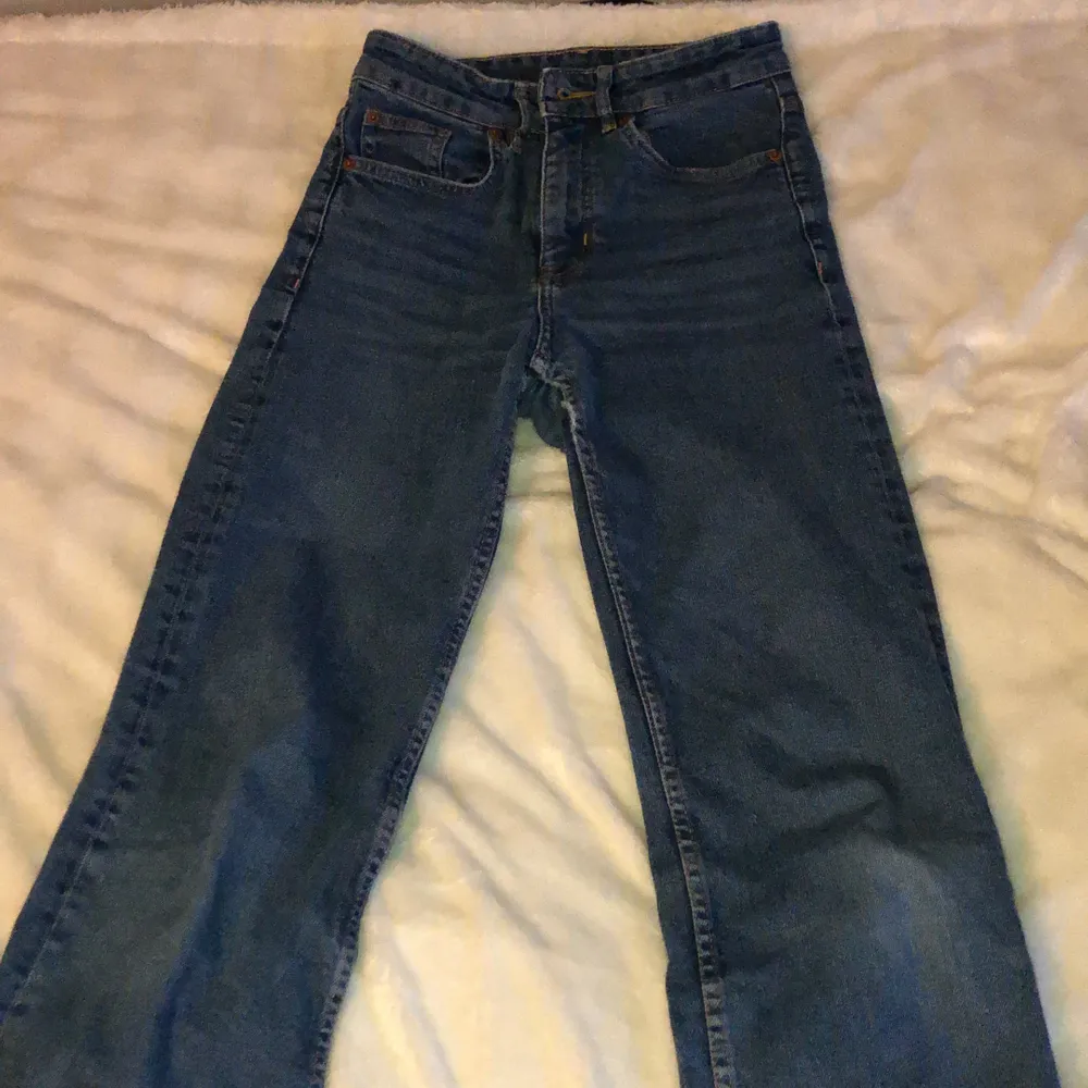Dessa jeans är ganska gamla och är lite slitna i mitten, långt upp av låret men det är inget hål:) de är annars i ganska bra skick och sköna. Strl 34. Jeans & Byxor.