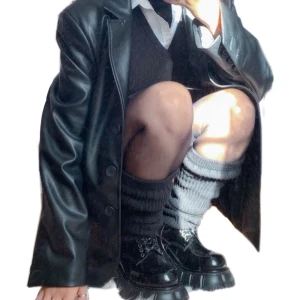 benvärmare  - svarta chunky jätte mysiga och trendiga benvärmare i perfekt skick.kan användas på ben eller armar (tum/häl hål) se bild 3. köpta för drygt 200kr frakt kostar 24kr ♡ 